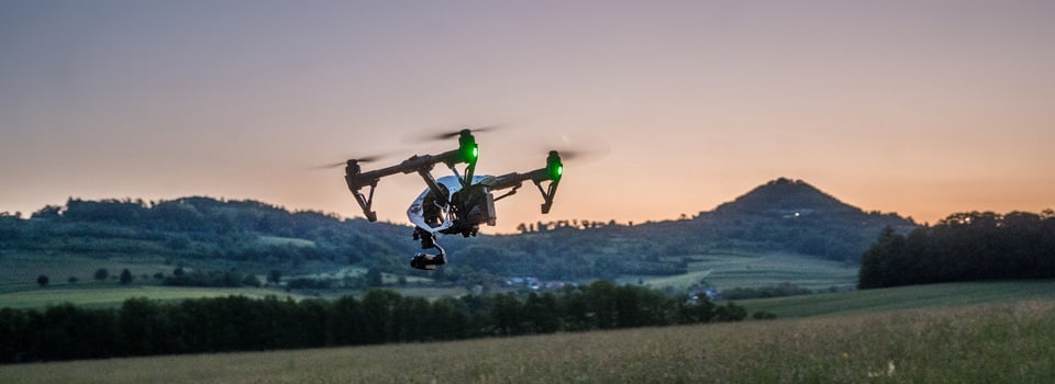 Drohne von WILDFLUG im Flug vor dem Hohenstaufen bei Göppingen